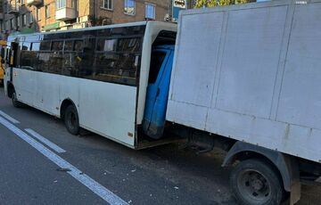 В Киеве выросло количество пострадавших в результате столкновения грузовика с маршруткой В Киеве выросло количество пострадавших в результате столкновения грузовика с маршруткой