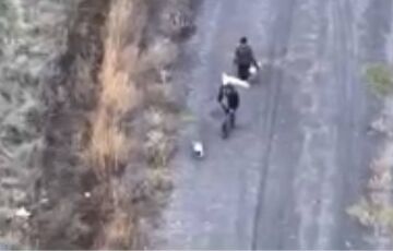 На Харківщині росіяни вбили двох цивільних, які йшли разом із собакою, піднявши білий прапор