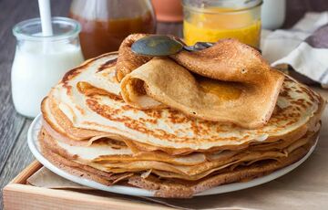 Готуємо смачний торт з млинців з грушами і шоколадом на Масляну