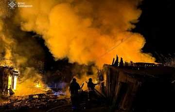 У Дарницькому районі Києва після падіння дрона із суббоєприпасами працюють піротехніки