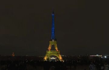Эйфелевую башню подсветили цветами украинского флага