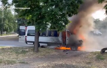 Россияне ударили дроном-камикадзе по маршрутке в Никополе, есть пострадавшие (фото, видео)