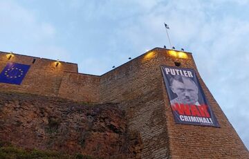 В Эстонии на границе с Россией вывесили баннер с Путиным в образе Гитлера