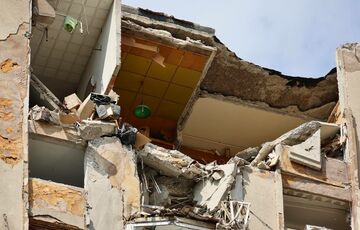 В Одессе эвакуируют жителей поврежденной российским дронов 16-этажки В Одессе эвакуируют жителей поврежденной российским дронов 16-этажки