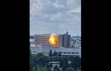 В Сумах беспилотник попал по зданию ОВА В Сумах беспилотник попал по зданию ОВА