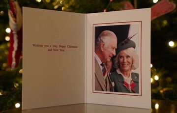 Король Чарльз III з дружиною представили першу листівку у статусі монархів