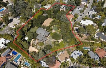 Бред Пітт продав свій маєток за рекордну суму