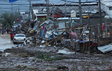 Из-за урагана в Мексике массово гибнут люди