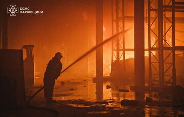 Під Харковом не можуть загасити пожежу на підприємстві після російського удару: постраждали 2 рятувальників