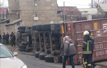 В Одессе водитель фуры уснул за рулем и протаранил несколько зданий В Одессе водитель фуры уснул за рулем и протаранил несколько зданий