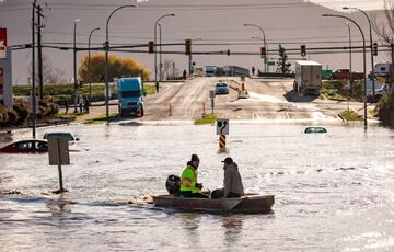 Наводнение века: на западе Канады объявлен режим ЧП  