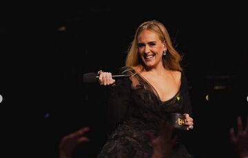 Адель публично поддержала путинистов, выбрав для концерта платье от модного дома Юдашкина