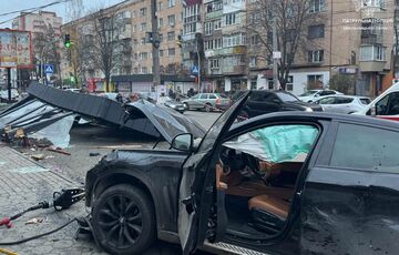 В Хмельницком автомобиль влетел в остановку: есть погибшие