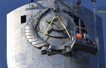 У Києві розпочали демонтаж радянського герба з монумента ”Батьківщина-мати”: фото, відео