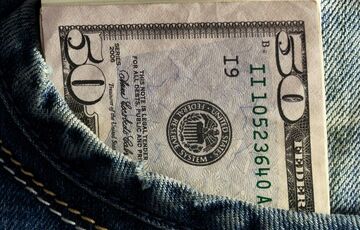 Сметают доллары: украинцы впервые с начала года купили больше валюты, чем продали