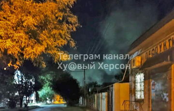 ЗМІ повідомили про потужні вибухи на базі окупантів у Херсоні ЗМІ повідомили про потужні вибухи на базі окупантів у Херсоні