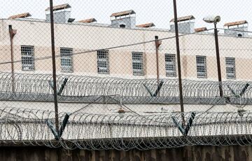 Сторонники Саакашвили объявили голодовку возле стен тюрьмы