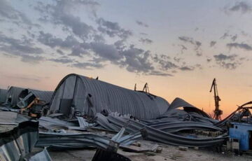 Россияне атаковали порт Рени на границе с Румынией: уничтожены техника и зерновые склады (фото)