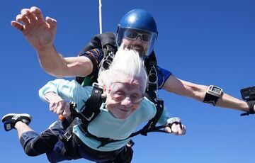 В США с парашютом прыгнула 104-летняя женщина