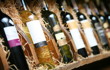 Любит прохладу и темноту: как правильно хранить вино дома