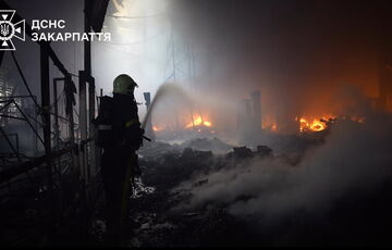 У Мукачеві другу добу гасять пожежу після російського удару: відео