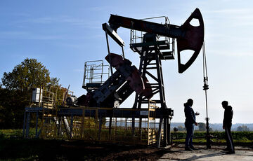 Цена на нефть начала расти в связи с эскалацией напряженности в Восточной Европе  Цена на нефть начала расти в связи с эскалацией напряженности в Восточной Европе
