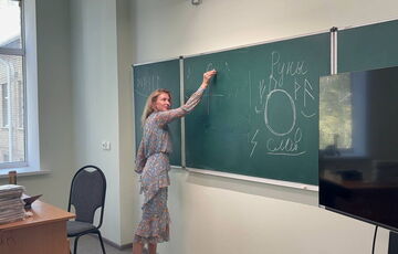 Поклонскую заметили в школе оккупированной Херсонской области: она рассказывает детям о рунах Поклонскую заметили в школе оккупированной Херсонской области: она рассказывает детям о рунах