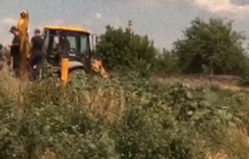 У Маріуполі окупанти почали перепоховання українців у братську могилу