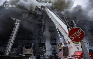 У Києві досі ліквідують наслідки нічного обстрілу: фото У Києві досі ліквідують наслідки нічного обстрілу: фото