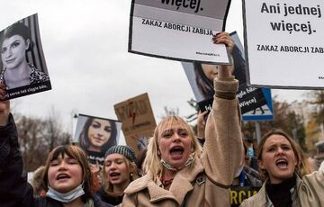 Польшу накрыли массовые протесты в связи со смертью беременной женщины 