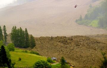 Обвалом накрыло поселок в Швейцарии