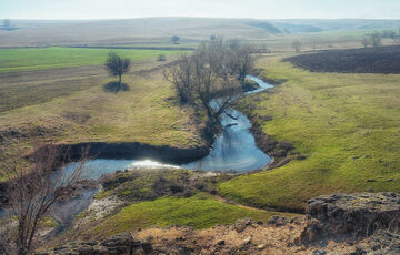 У Маріуполі окупанти засипали русло річки Кальчик: відео