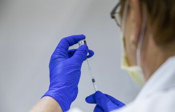 У МОЗ розповіли, коли в Україні почнуть випускати вакцину від ковіду У МОЗ розповіли, коли в Україні почнуть випускати вакцину від ковіду