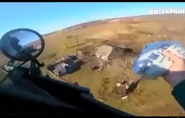 Пілоти українського вертольота скинули цукерки дівчинці, що постійно їм махала: відео