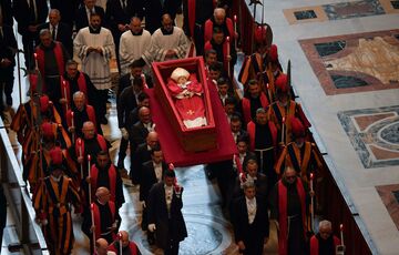 Гроб с телом Папы Франциска перенесли в базилику Святого Петра в Ватикане: фото, видео
