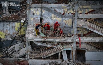 В Харькове продолжают разбирать завалы на местах прилетов 7 июня
