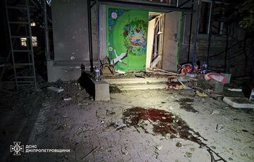 Россия обстреляла Каменское, двое погибших: пострадали роддом и больница (фото) Россия обстреляла Каменское, двое погибших: пострадали роддом и больница (фото)