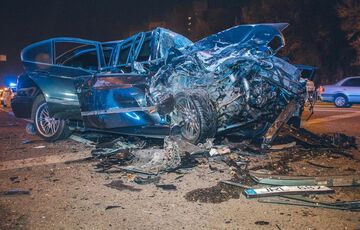 ДТП в Днепре: автомобиль Subaru снес людей на остановке ДТП в Днепре: автомобиль Subaru снес людей на остановке