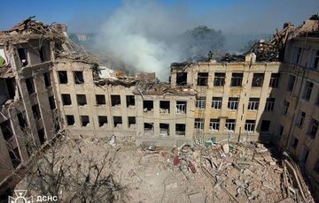 Спасатели и кинологи продолжают работать на руинах лицея в Белгород-Днестровском (фото, видео)