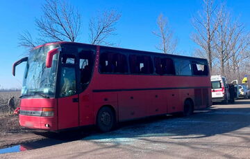 В Харьковской области в результате российской атаки поврежден автобус: погиб водитель