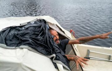 Во Флориде мужчина пережил ураган Милтон в лодке в открытом море