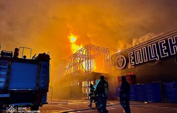 Россия всю ночь обстреливала Херсон: уничтожен еще один Эпицентр (кадры) Россия всю ночь обстреливала Херсон: уничтожен еще один Эпицентр (кадры)