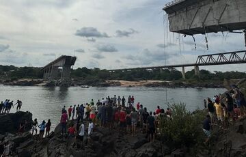 В Бразилии обрушился автомобильный мост