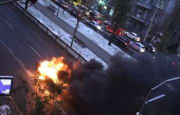 У центрі Києва на ходу загорівся автомобіль