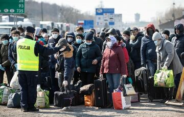 Украинские беженцы в Польше перестанут получать пособия: озвучена дата 