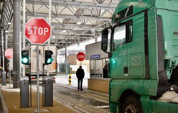 Блокада границы: поляки угрожают не пропускать автобусы