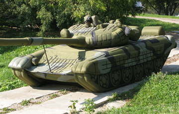 Білорусь розмістила муляжі танків на кордоні з Україною