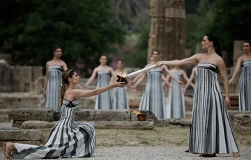 У Греції не змогли запалити Олімпійський вогонь від сонячних променів: фото