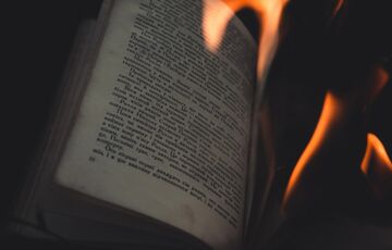 Россияне в Мариуполе массово сжигают украинские книги: фото  Россияне в Мариуполе массово сжигают украинские книги: фото