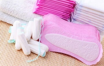 Перші в світі: влада Шотландії гарантували всім жінкам безкоштовні тампони і прокладки